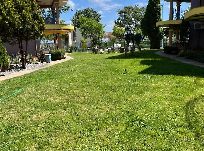 Lejlighed градина луксозен